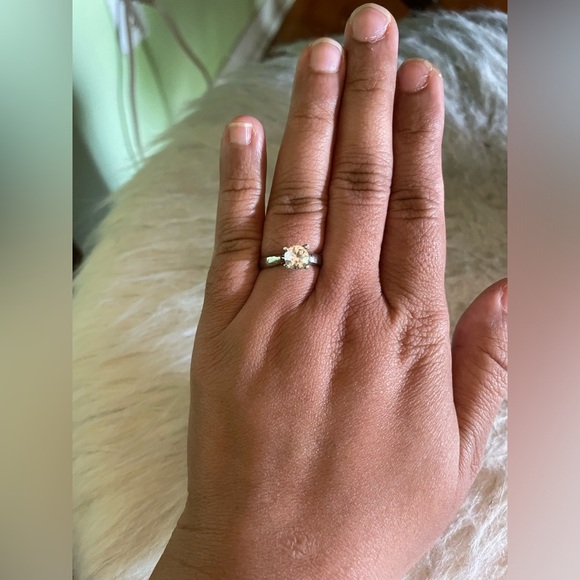 Sparkly silver ring with large white stone - Picture 2 of 7